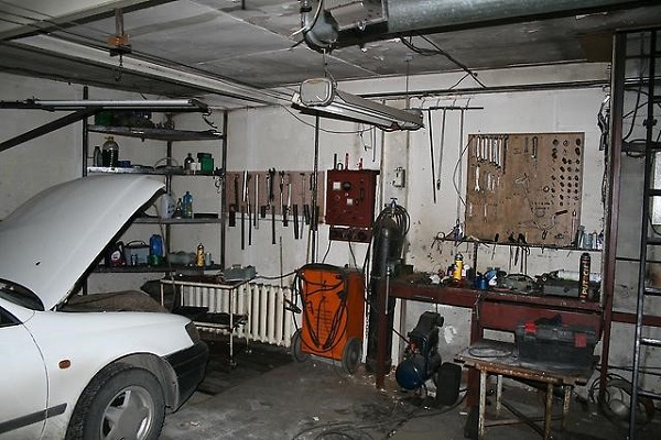 Работа в гараже достаточно грязная, поэтому защитный комбинезон лишним не будет